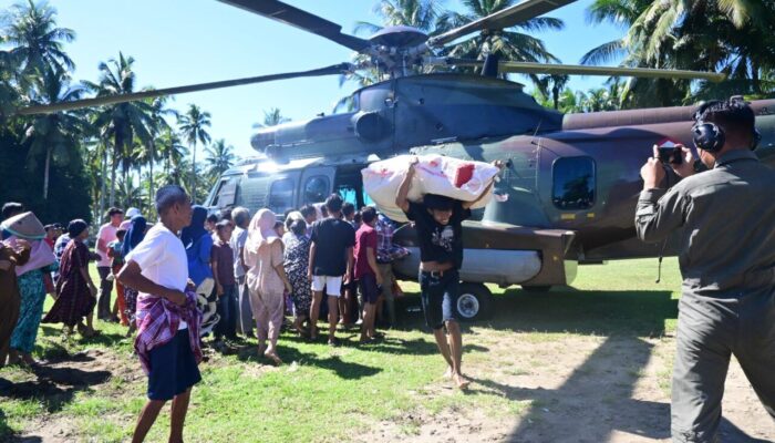 Helikopter Caracal TNI AU Hantarkan Bantuan ke Pasbar
