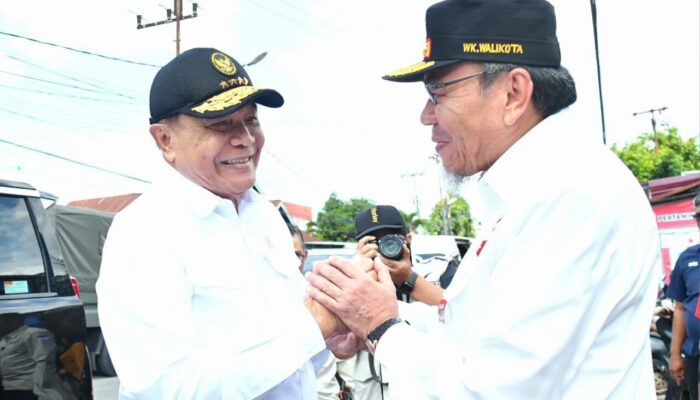 Menko Polkam Salurkan Bantuan Rp300 Juta untuk Warga Padang