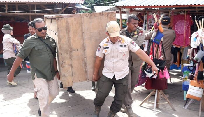 Satpol PP dan Dinas Pariwisata Tertibkan PKL di Batu Malin Kundang