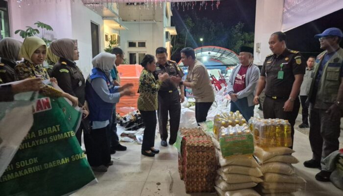 Kejaksaan Tinggi Sumatera Barat, IAD, dan Kejaksaan Negeri Solok Salurkan Bantuan untuk Korban Banjir di Kota dan Kabupaten Solok