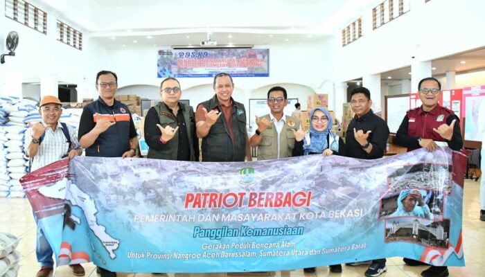 Bekasi Serahkan Bantuan untuk Warga Padang