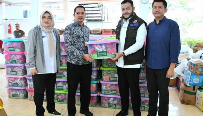 Pemko Padang Terima 300 Paket Sembako dari Tanoto Foundation