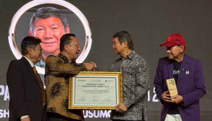 Irman Gusman Serahkan Special Award Markplus Conference, Hasim Tegaskan Komitmen Lingkungan dan Singgung Bencana Sumatera