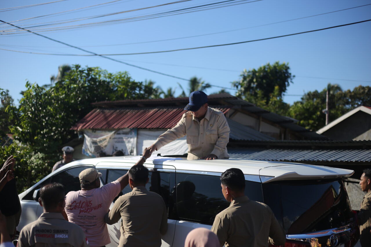Presiden Prabowo Bagikan Bantuan Sembako Saat Meninjau Korban Bencana di Kabupaten Padang Pariaman