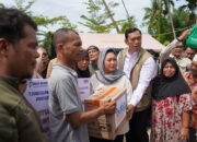 Bulog Bersama Ketua Komisi IV DPR RI Salurkan Bantuan Bencana Banjir