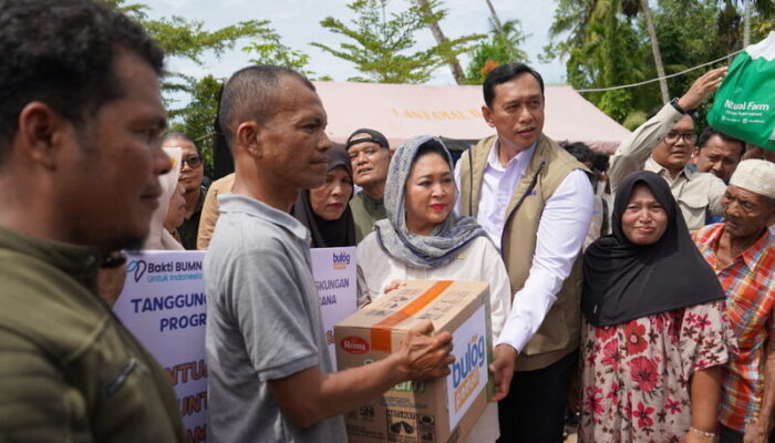 Bulog Bersama Ketua Komisi IV DPR RI Salurkan Bantuan Bencana Banjir