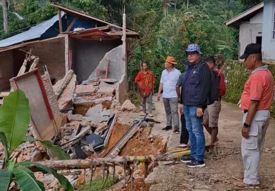 Jembatan Putus, Jalan Tertutup Longsor, Ratusan Warga Ngalau Gadang Masih Terisolasi