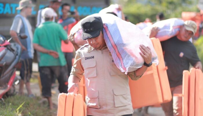 Wali Kota Solok Turun Memikul Harapan di Tengah Lumpur