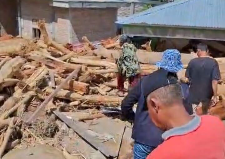 Kayu Gelondongan Berserakan di Pancuang Taba