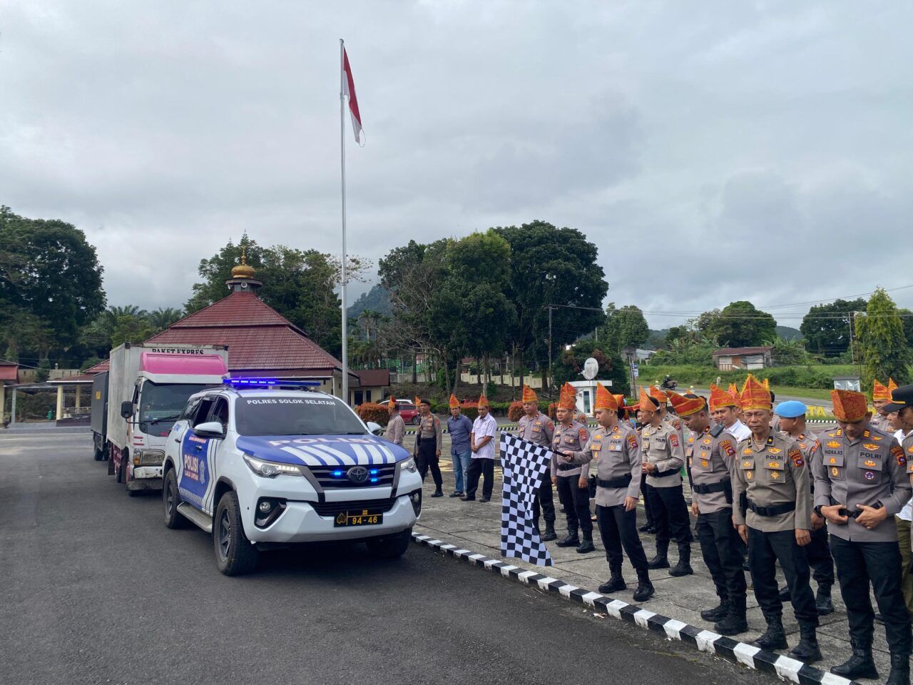 Polres dan Bhayangkari Solok Selatan Kirimkan 2 Truck Bantuan Kemanusiaan ke Kabupaten Agam