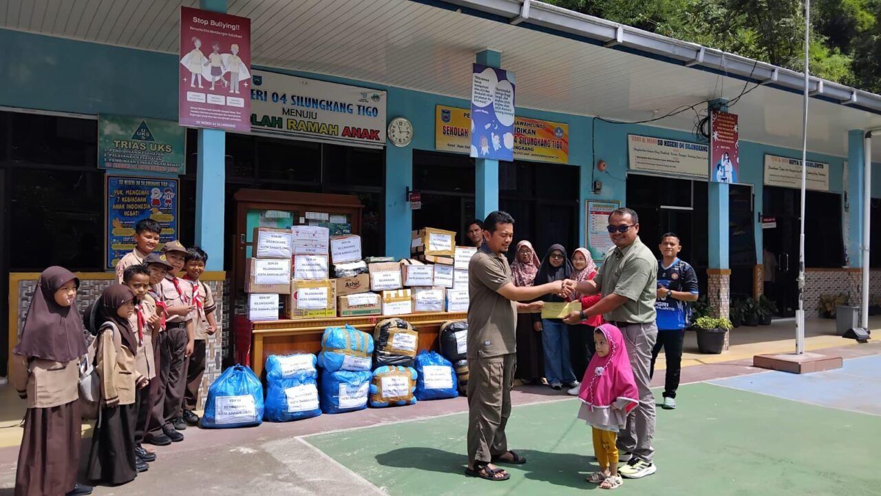 SDN 04 Silungkang Sawahlunto Salurkan Bantuan untuk Korban Galodo Agam