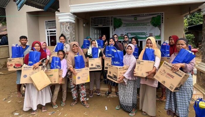 Dosen FEB UBH Bagikan Alat Masak di Kuranji