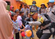 Kapolres Pessel Salurkan Bantuan Tantya Sudhirajati, Sisipkan Himbauan Humanis di Bayang Utara