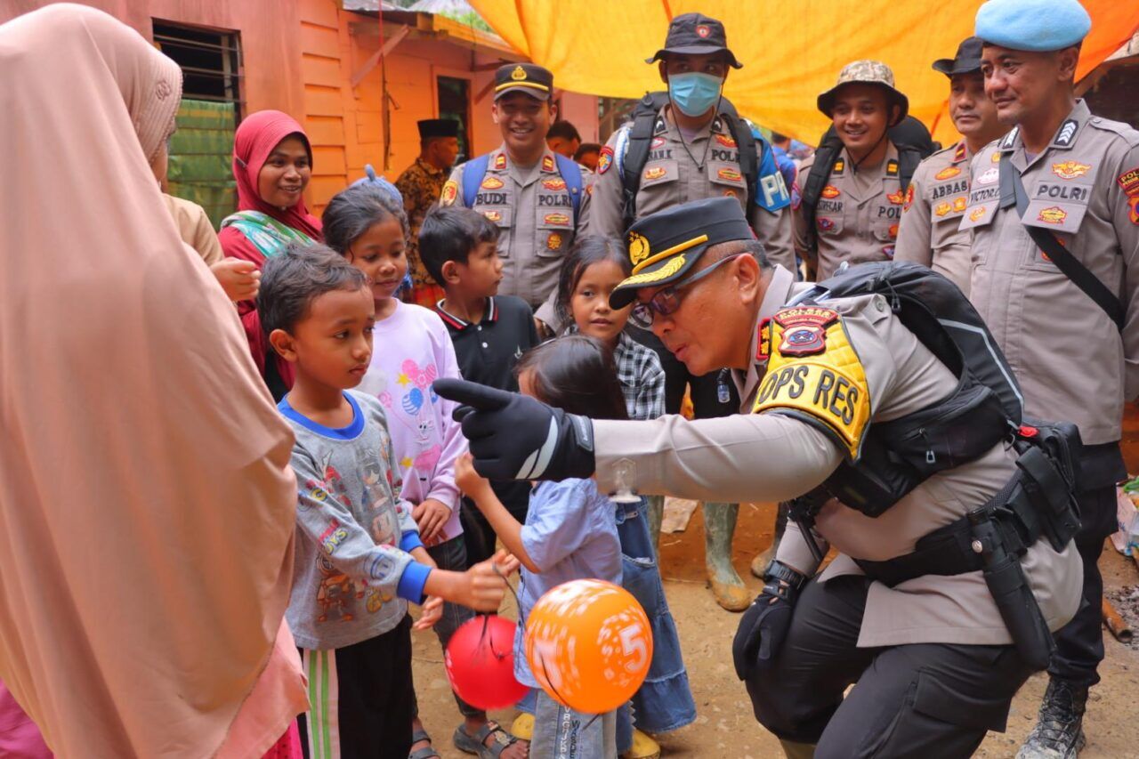 Kapolres Pessel Salurkan Bantuan Tantya Sudhirajati, Sisipkan Himbauan Humanis di Bayang Utara