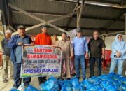 Wakil Ketua DPRD Sijunjung Syahril Syamra, Kepridaus serta anggota DPRD Sijunjung didampingi Sekwan Miswita SH,MH saat menyerahkan bantuan berupa paket sembako dari anggota DPRD Sijunjung di Nagari Sungai Landia Kabupaten Agam.