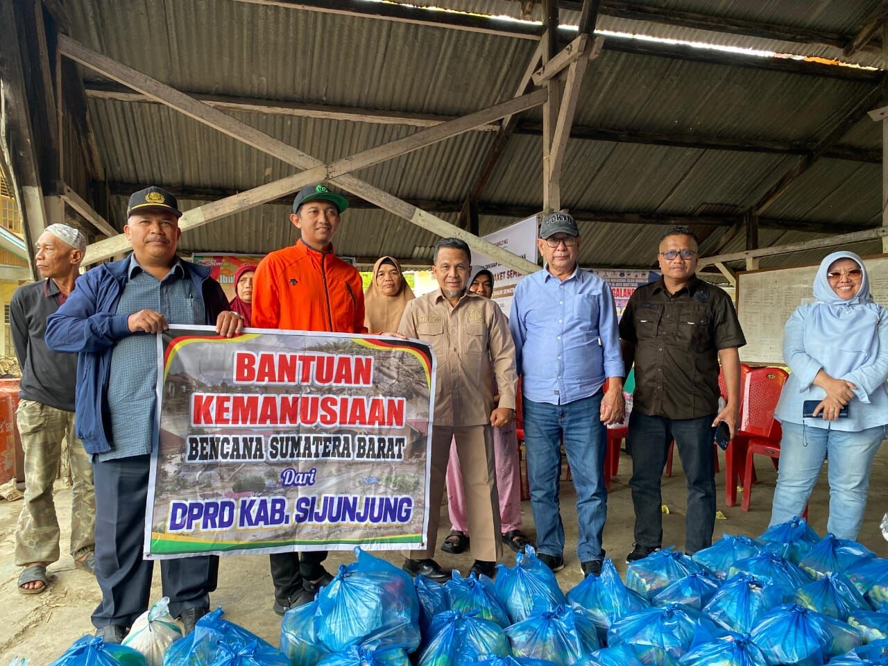 Wakil Ketua DPRD Sijunjung Syahril Syamra, Kepridaus serta anggota DPRD Sijunjung didampingi Sekwan Miswita SH,MH saat menyerahkan bantuan berupa paket sembako dari anggota DPRD Sijunjung di Nagari Sungai Landia Kabupaten Agam.