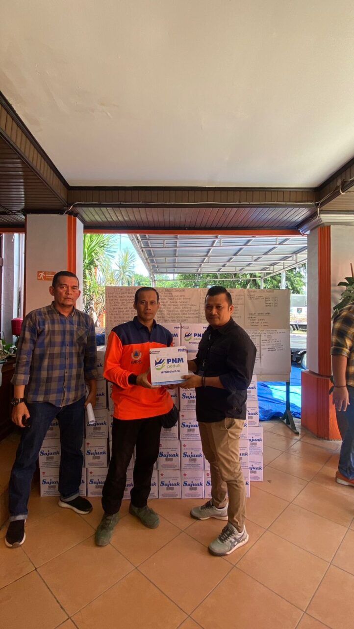 Pemimpin PT Permodalan Nasional Madani (PNM) Cabang Padang, Muhammad Wazir (kanan) melalui PNM Peduli menyerahkan bantuan bagi korban banjir bandang yang melanda wilayah Sumatera.