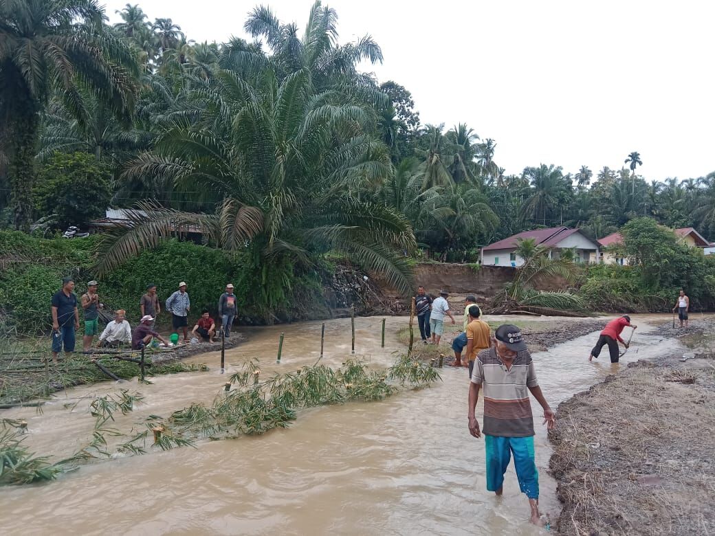 Tingginya Intensitas Hujan, Warga Kubu Anau Goro Perbaiki Aliran Sungai
