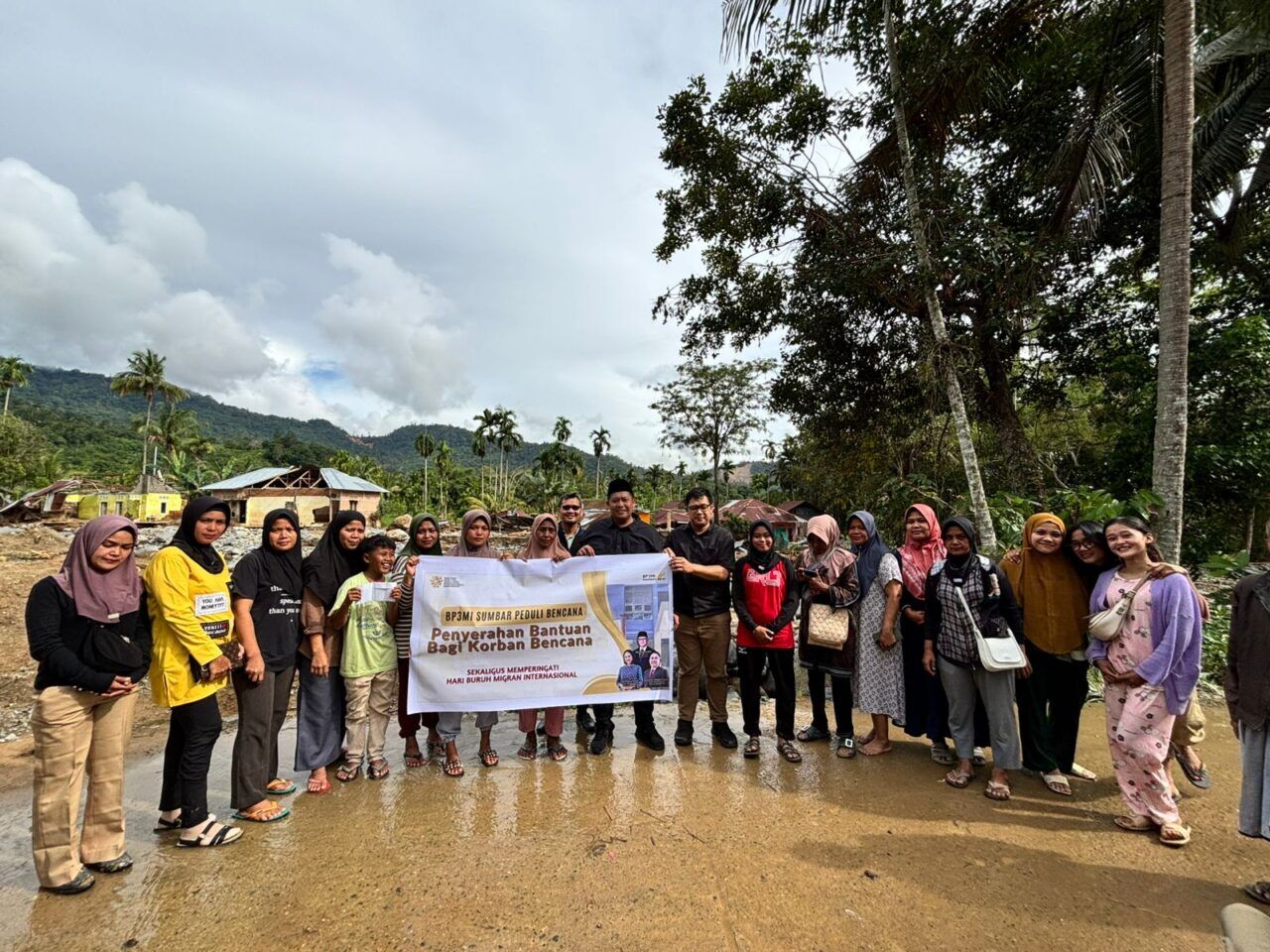 Peringati HBMI, BP3MI Sumbar Salurkan Bantuan Korban Bencana