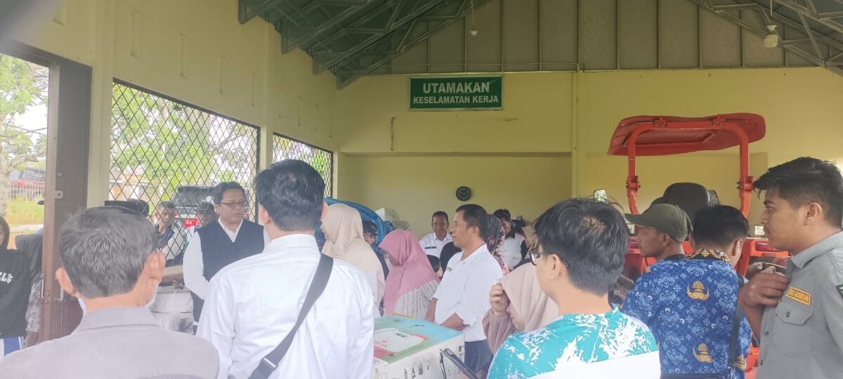Anggota DPR RI Dapil Sumsel Serahkan Alsintan Untuk Kelompok Tani Se Tanah Datar