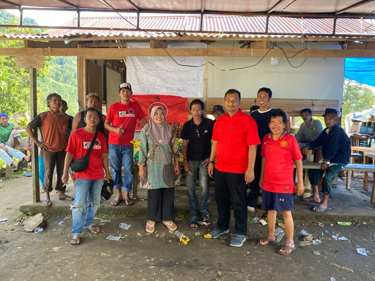 Yogi Yolanda Pimpin Tim PDIP Sumbar Masuki Nagari Sungai Batang yang Terputus Total”