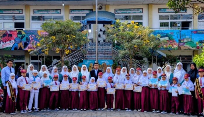 Rajin Menabung Tabungan Haji Pelajar, Siswa SDN 08 Tarok Dipo Terima Penghargaan