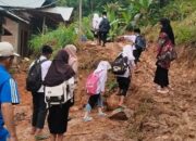 Menjaga Asa Pendidikan, Siswa dan Guru di Ngalau Gadang Terjang Lumpur dan Jalan Menanjak ke Sekolah