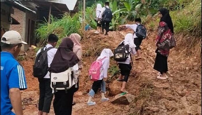Menjaga Asa Pendidikan, Siswa dan Guru di Ngalau Gadang Terjang Lumpur dan Jalan Menanjak ke Sekolah