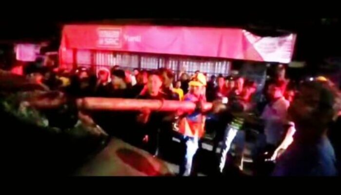 Tiang Listrik Roboh Sampai Menembus Mobil di Bypass Lubeg, 1 Keluarga Selamat