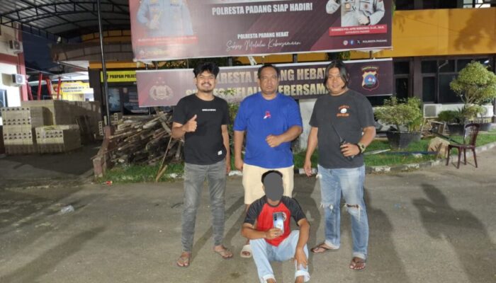 Juru Parkir Nekat Curi Handphone di Dalam Musala