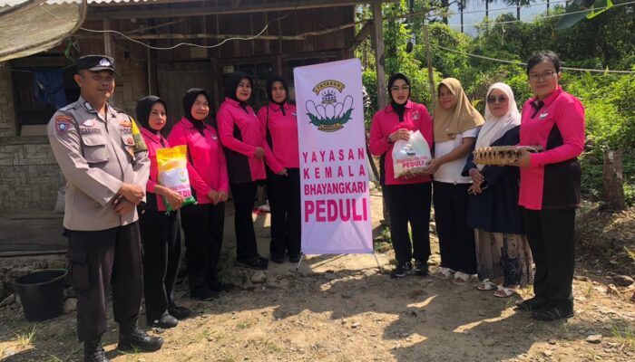 Bhayangkari Cabang Pasaman Gelar Jumat Berkah, Salurkan Sembako untuk Warga Kurang Mampu