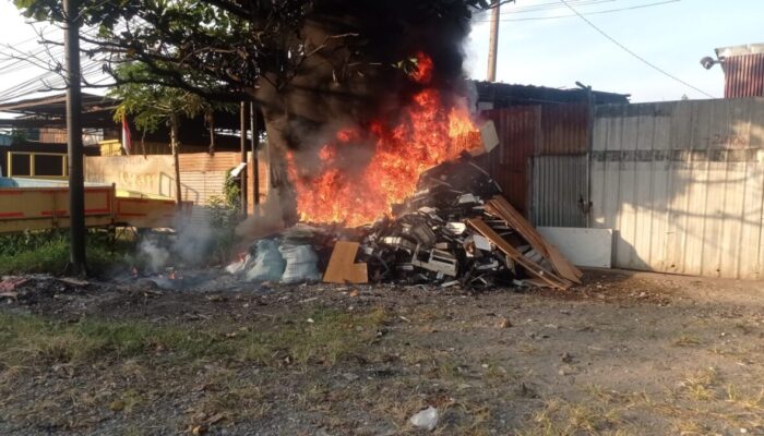 Gudang Rongsokan di Bypass Terbakar, Kerugian Mencapai Rp150 Juta