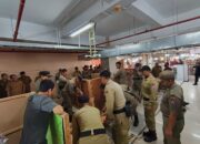 ‎Satpol PP Padang Tertibkan Lapak PKL di Depan Blok A Pasar Raya