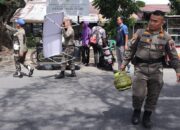 Satpol PP Kota Padang Tertibkan PKL yang Berjualan di Fasilitas Umum