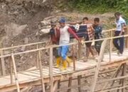 Warga Ngalau Gadang Pessel Tandu Bocah 11 Tahun Sejauh 3 Kilometer