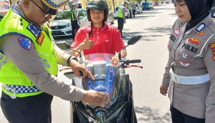 Bangun Budaya Tertib Berlalu Lintas, Polres Pessel Gelar Edukasi Melalui Brosur dan Teguran Langsung