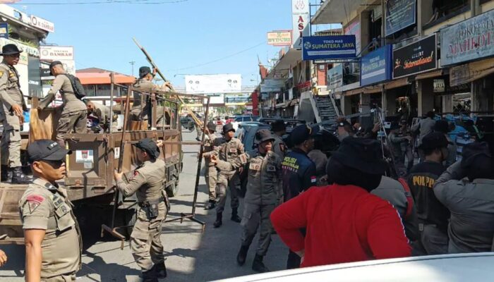 Satpol PP Tertibkan PKL di Kawasan Pasar Raya Padang, Upaya Pengunjung Nyaman