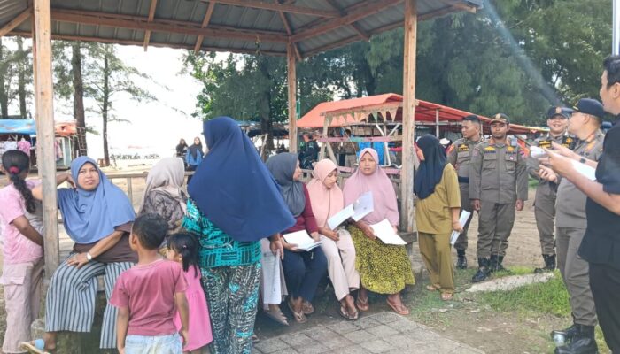 16 Pedagang Souvenir Pantai Air Manis Terima Kunci Kios, Lapak Lama Diminta Dibongkar Mandiri