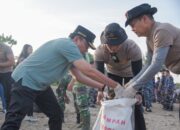 400 Personel Polri-TNI Bersihkan Pantai Padang