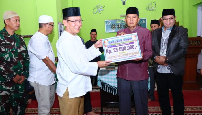 Wako Zulmaeta Serahkan Rp35 Juta untuk Pembangunan Masjid Baiturrahman
