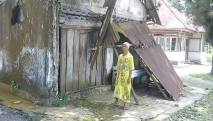 Menunggu di Rumah Lapuk: Puluhan Tahun Nuraini Bertahan Tanpa Tersentuh Bantuan