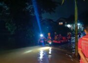 Tim SAR Padang Bergerak Evakuasi Warga Yang Terjebak Banjir