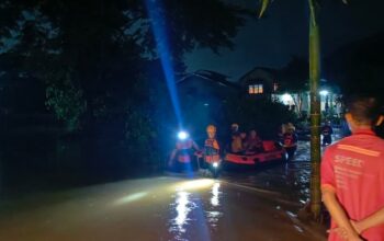 Tim SAR Padang Bergerak Evakuasi Warga Yang Terjebak Banjir