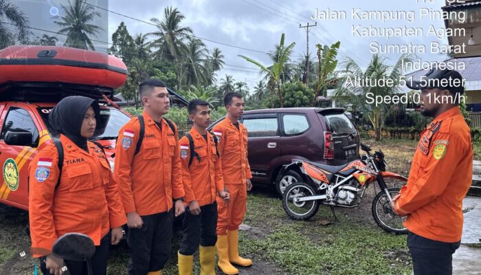 Hujan Tak Menyurutkan Nyali, Tim SAR Padang Terjang Banjir dan Longsor di Agam, Akses Lumpuh Total