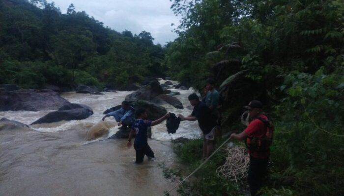 Diterjang Hujan Deras, 8 Remaja Terjebak Air Bah di Sungai Bangek, 3 Orang masih Proses Evakuasi