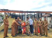 Dua orang warga Nagari Lingkuang Aua PasbarAlami kebakaran ditinjau Bupati Yulianto