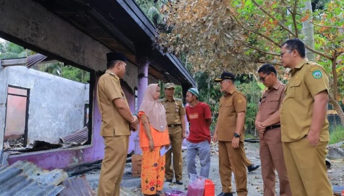 Bupati Pasaman Serahkan Bantuan Korban Kebakaran di Panti dan Duo Koto