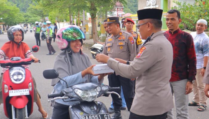 Polres Pesisir Selatan Berbagi 200 Takjil, AKBP Derry Indra: Indahnya Ramadan Ada Pada Kepedulian