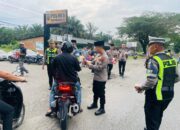 Polres Dharmasraya Bagikan 200 Takjil ke Pengendara