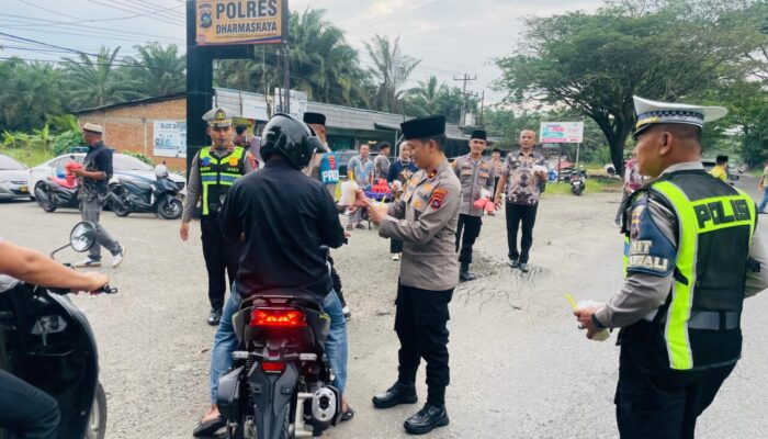 Polres Dharmasraya Bagikan 200 Takjil ke Pengendara